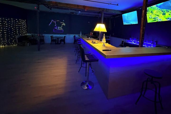 Lounge 18 of 25
