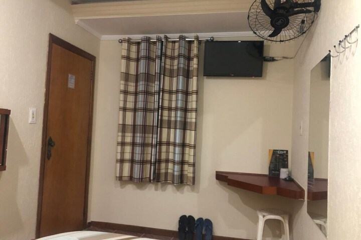 Room 6 of 28