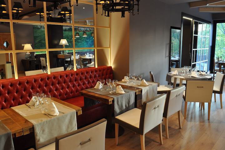 Dining 33 of 51