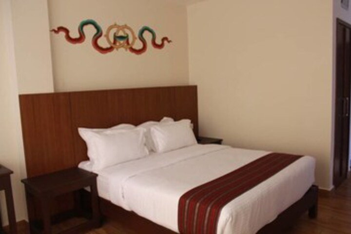Room 6 of 8