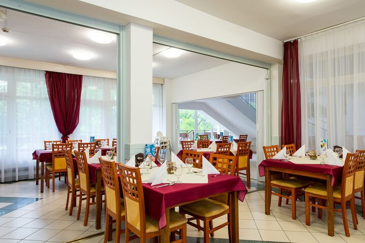 Dining 43 of 60