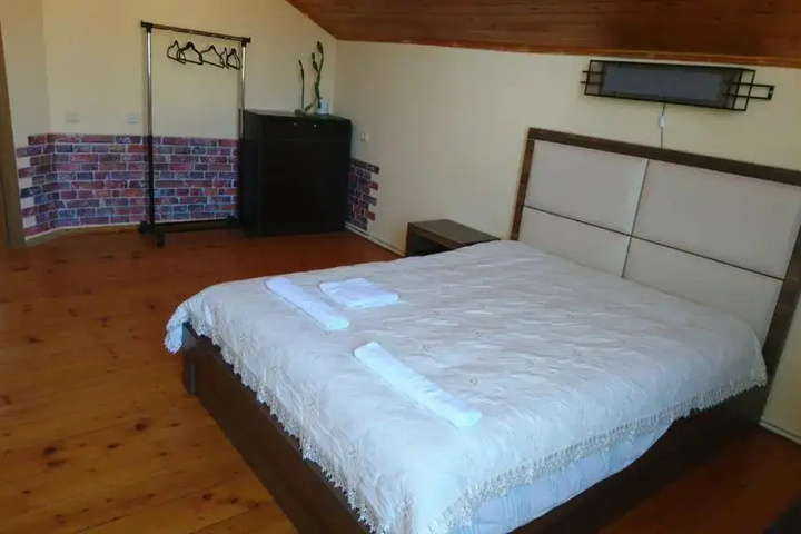 Room 6 of 12