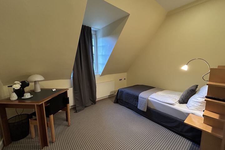 Room 9 of 32