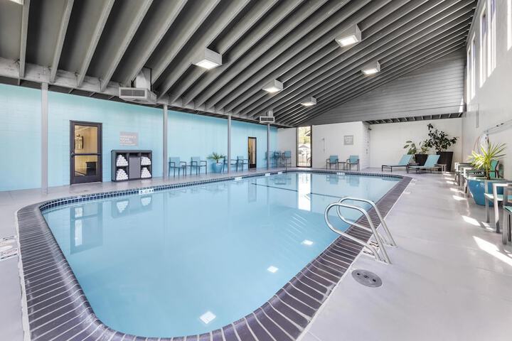 Swimming pool at Best Western New Oregon