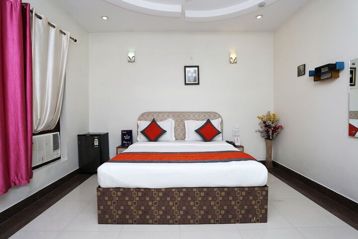 Room 8 of 16