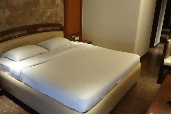 Room 10 of 43