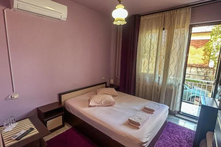 Room 4 of 16