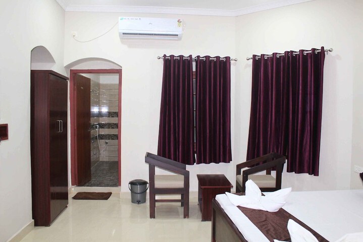 Room 5 of 12