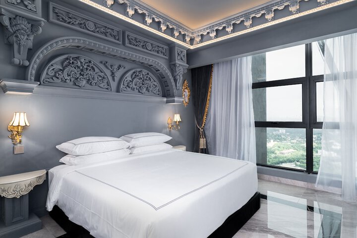 Room 43 of 195