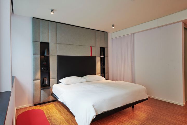 Room 28 of 66