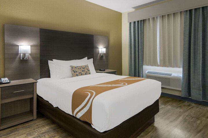 1 Queen Bed Accessible (13 of 26)