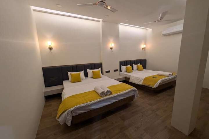 Room 6 of 16