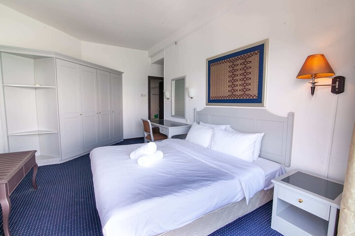 Room 74 of 650