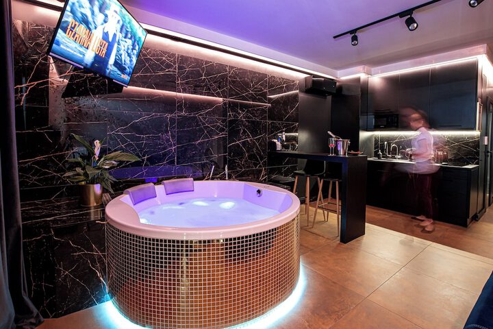 Glass House Hot Tub Apartments in Kraków