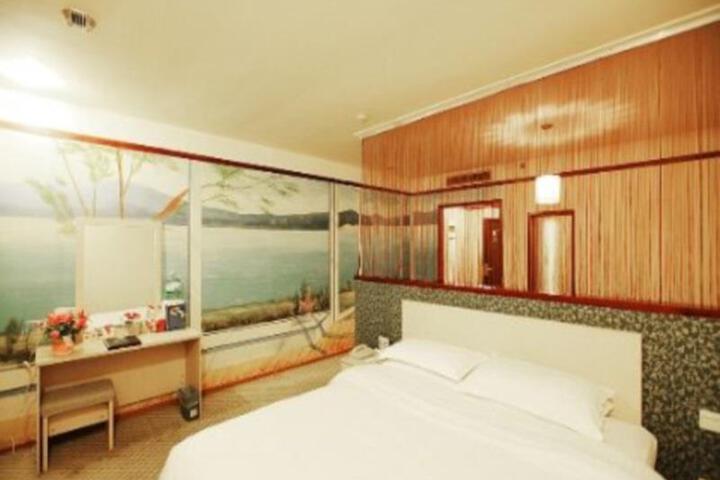 Room 4 of 9
