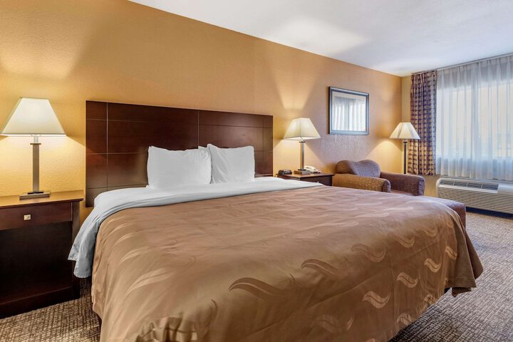 1 King Bed (5 of 11)