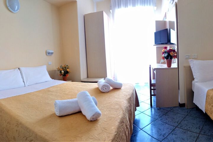 Room 6 of 34