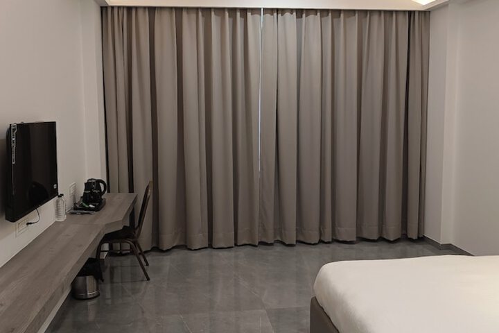 Room 2 of 6