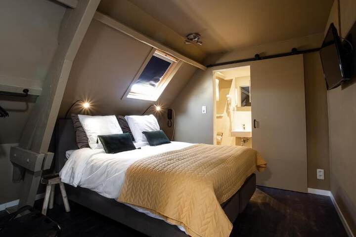 Room 26 of 42