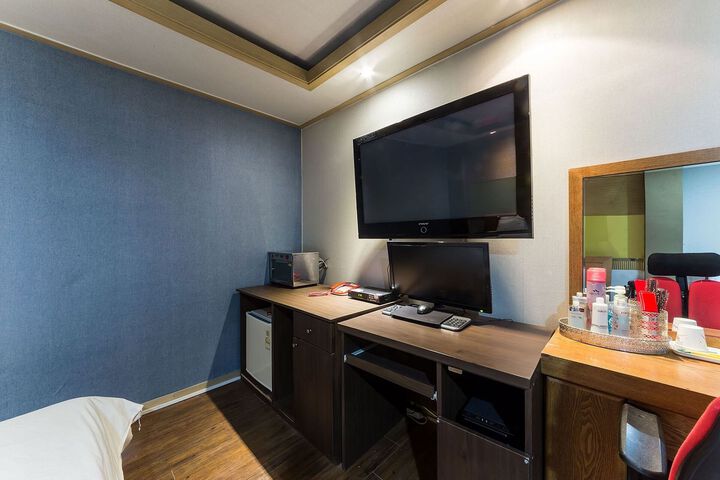 Room 10 of 20