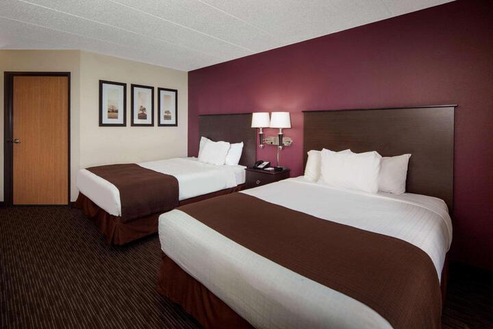 2 Queen Beds (2 of 8)