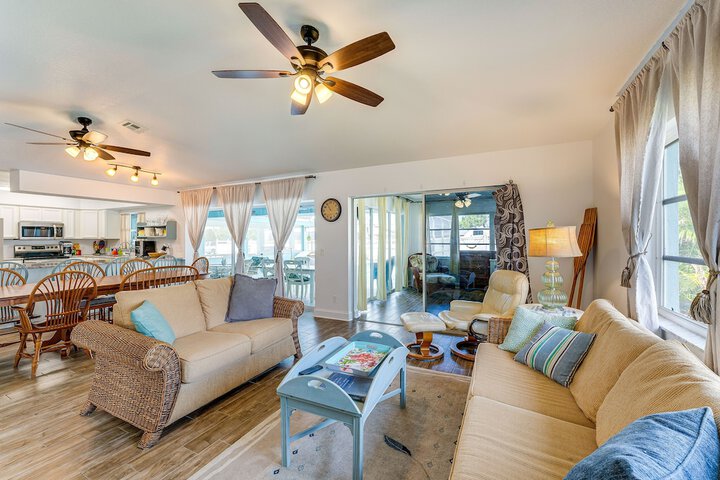 Breezy Englewood Condo w / Community Pool!