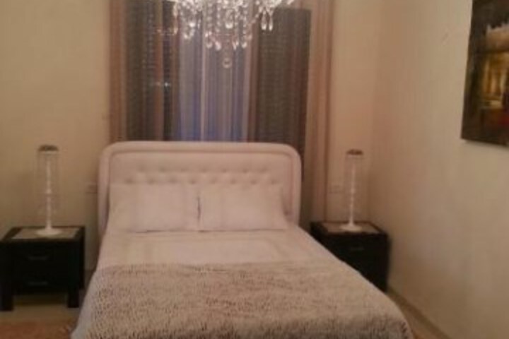 Room 6 of 8