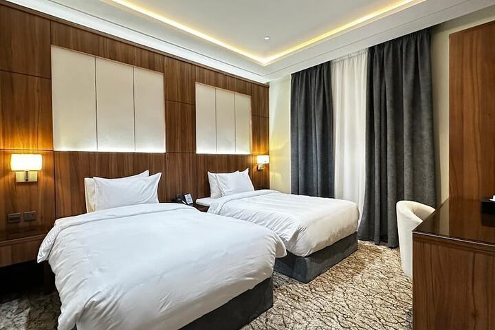 Room 4 of 12