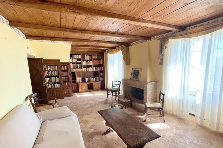 Room 4 of 24