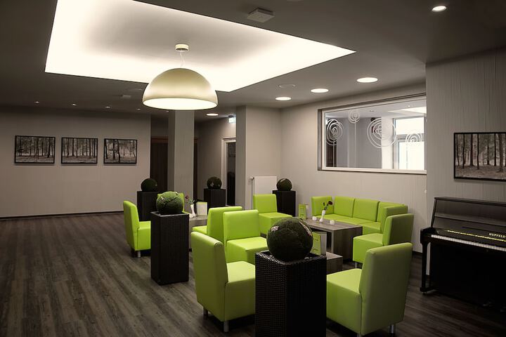 Lounge 41 of 63