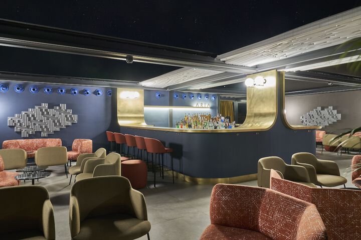 Lounge 76 of 84