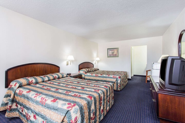 1 Queen Bed (1 of 11)