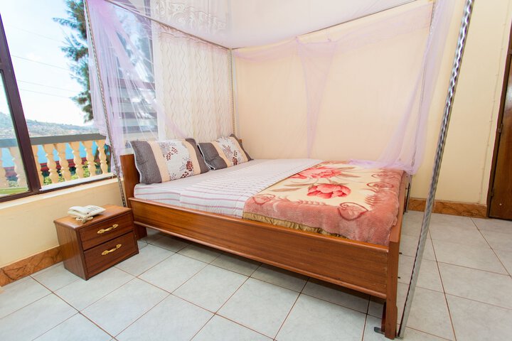 Room 9 of 32