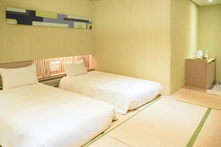 Room 8 of 83