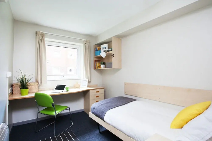 Room 5 of 8