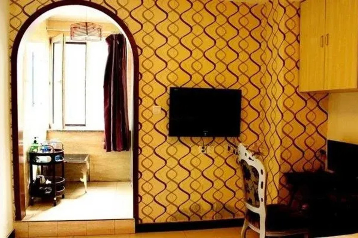 Room 3 of 8