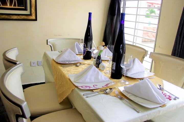 Dining 29 of 33