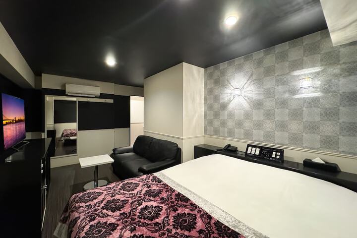 Room 6 of 32