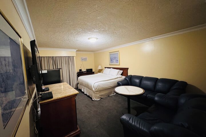 Room 33 of 77