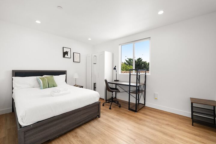 Room 2 of 10