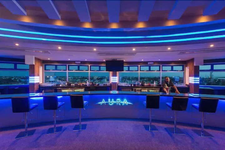 Lounge 23 of 30