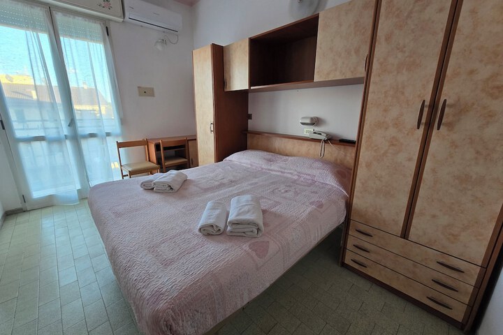 Room 5 of 28