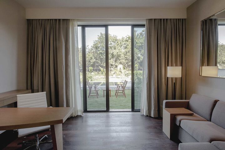 Room 4 of 100