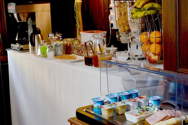 Breakfast/Coffee Service 22 of 33