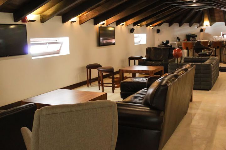Lounge 84 of 103