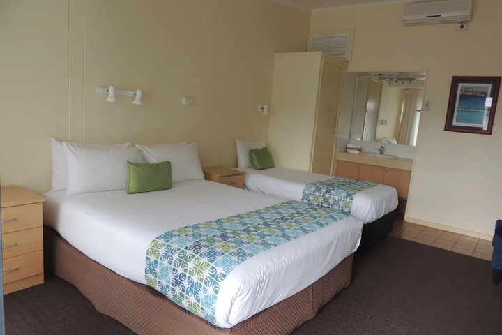 Room 2 of 6