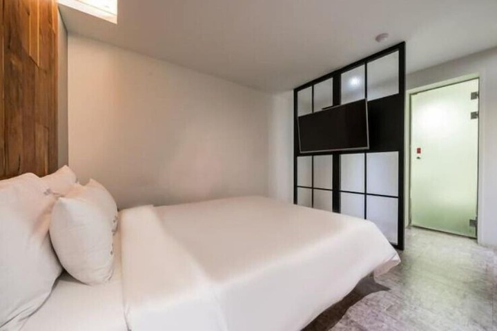 Room 8 of 33