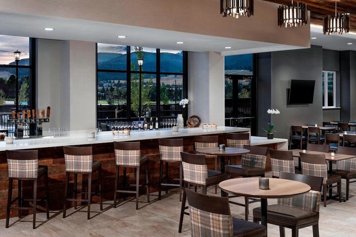 Lobby lounge