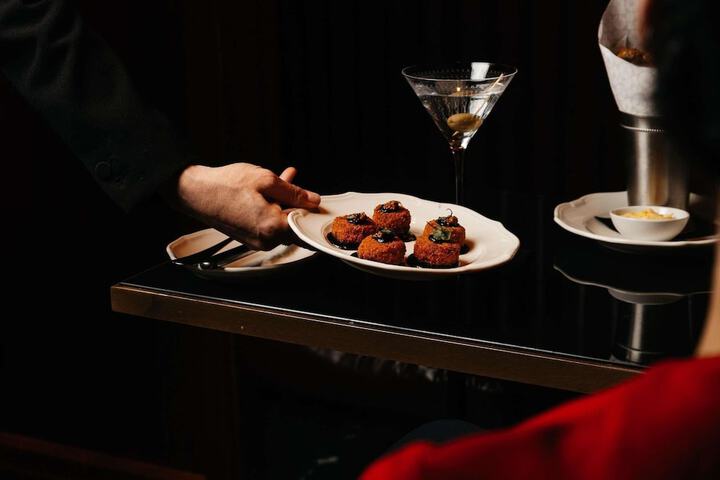 Lounge 93 of 131