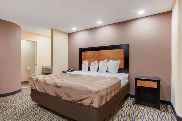 1 King Bed (4 of 10)